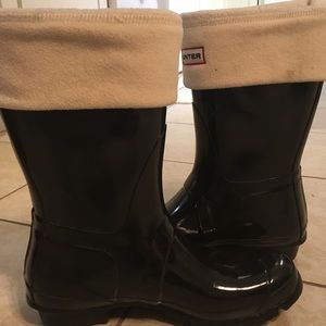Black low hunter boots with cream boot socks